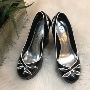 White House Black Market WHBM Wedges Size 6.5